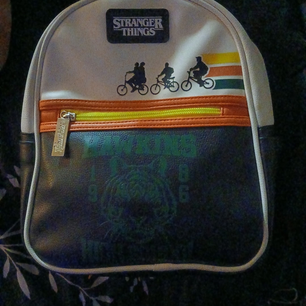 🚲 👹Bioworld Stranger Things Black and White Backpack